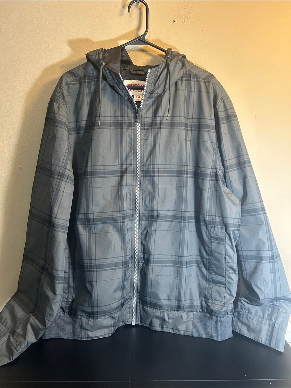 Men's Light Gray Plaid Hooded Zip Jacket Mens Size XL.